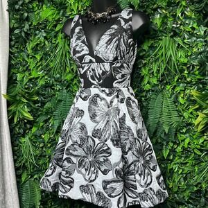 Vera Wang Dress Size 6 Black White Floral Jacquard Fit & Flare Cocktail 3836